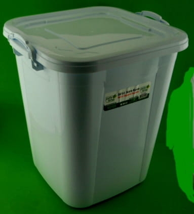 pojemnik plastikowy z pokrywką 50 litrów biały 1.JPG