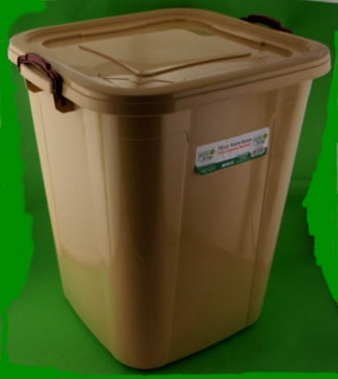 pojemnik plastikowy z pokrywką 70 litrów brązowy 1.JPG